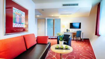 Suite, vistas al jardín | Zona de estar | Televisión de pantalla plana de 43 pulgadas con canales por satélite