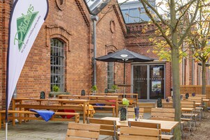 2 restaurantes; se sirve desayuno y cena; cocina internacional