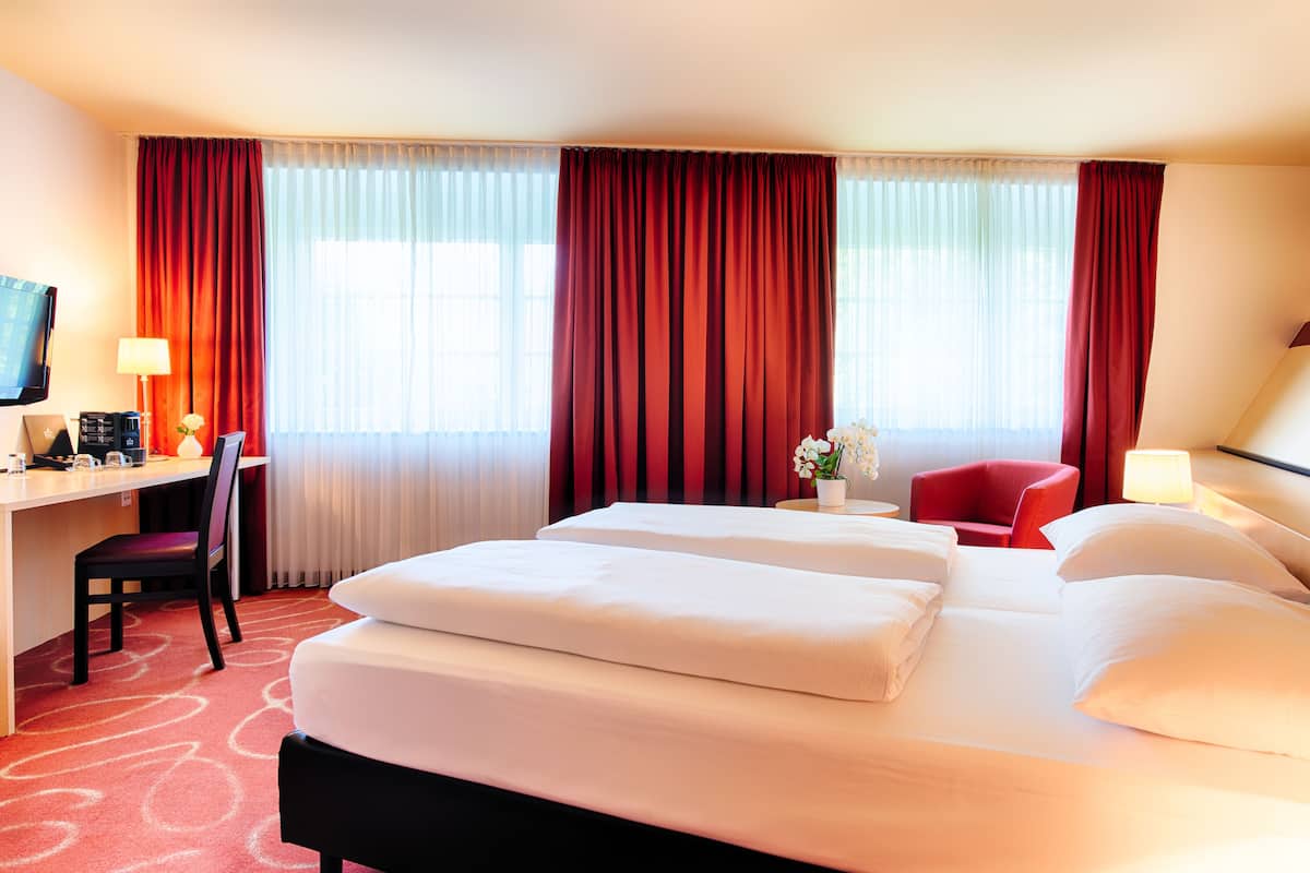 Hypo-allergenic bedding, in-room safe, desk, laptop workspace