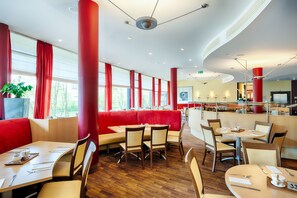 2 restaurants, breakfast, dinner served; international cuisine 