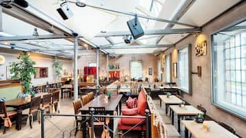 2 间餐厅,供应早餐和晚餐,国际美食