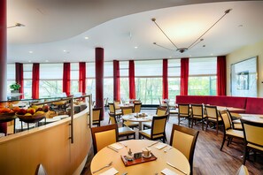 2 restaurants servant le déjeuner et le souper