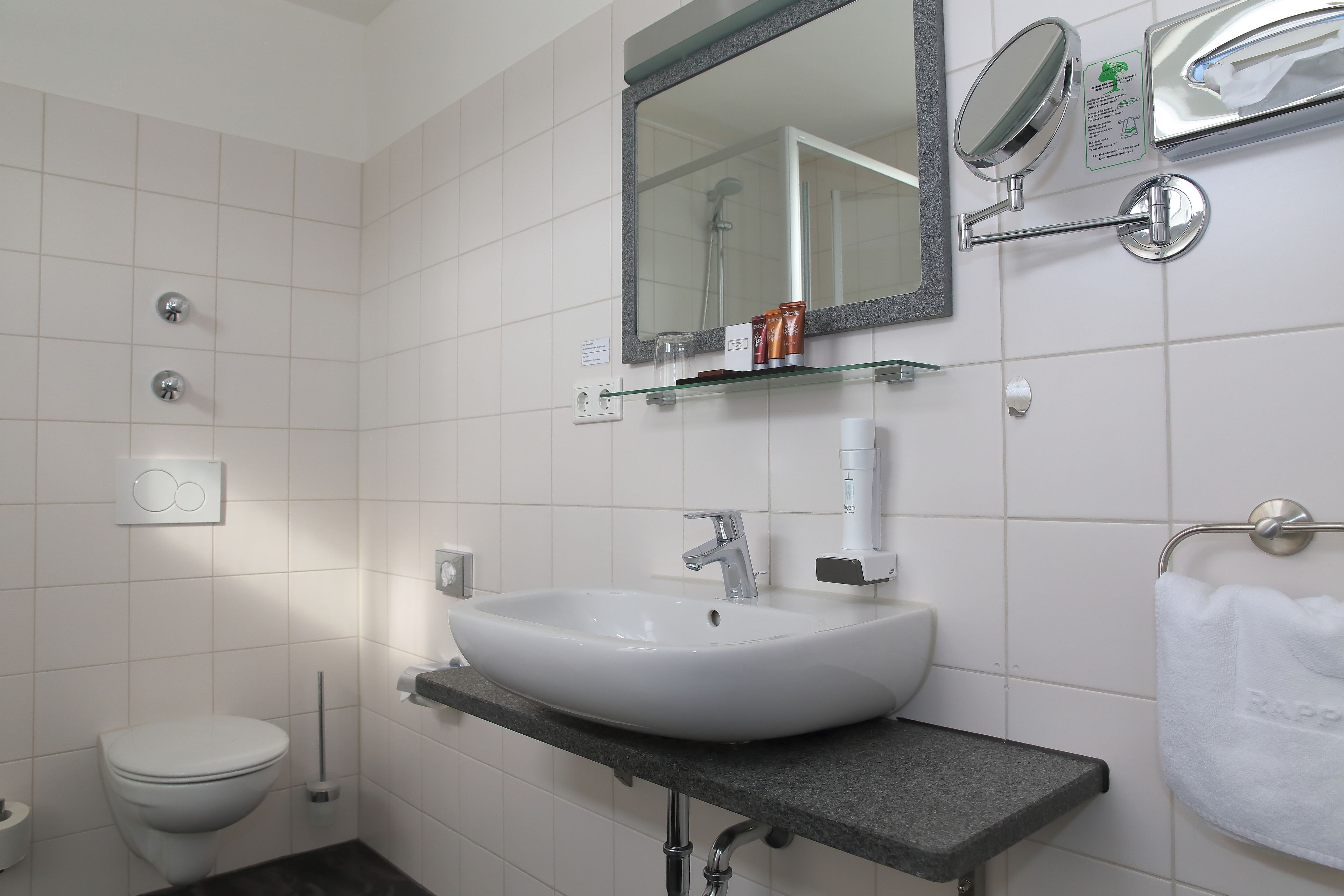 comfort single room | bathroom | free toiletries, hair dryer, slippers, towels
