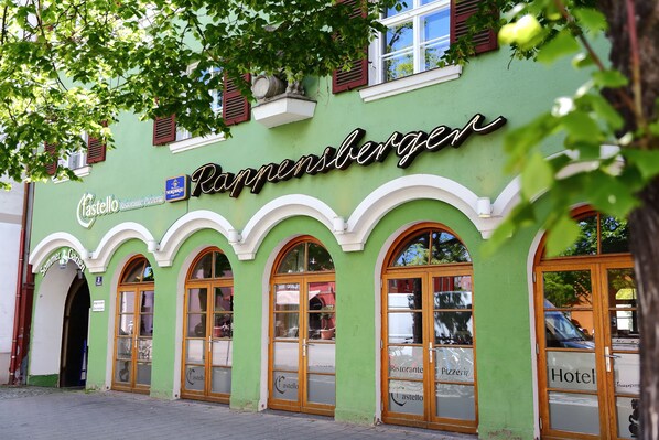 A green building with the name "Rappensberger" and "Castello Ristorante Pizzeria" on the facade.
