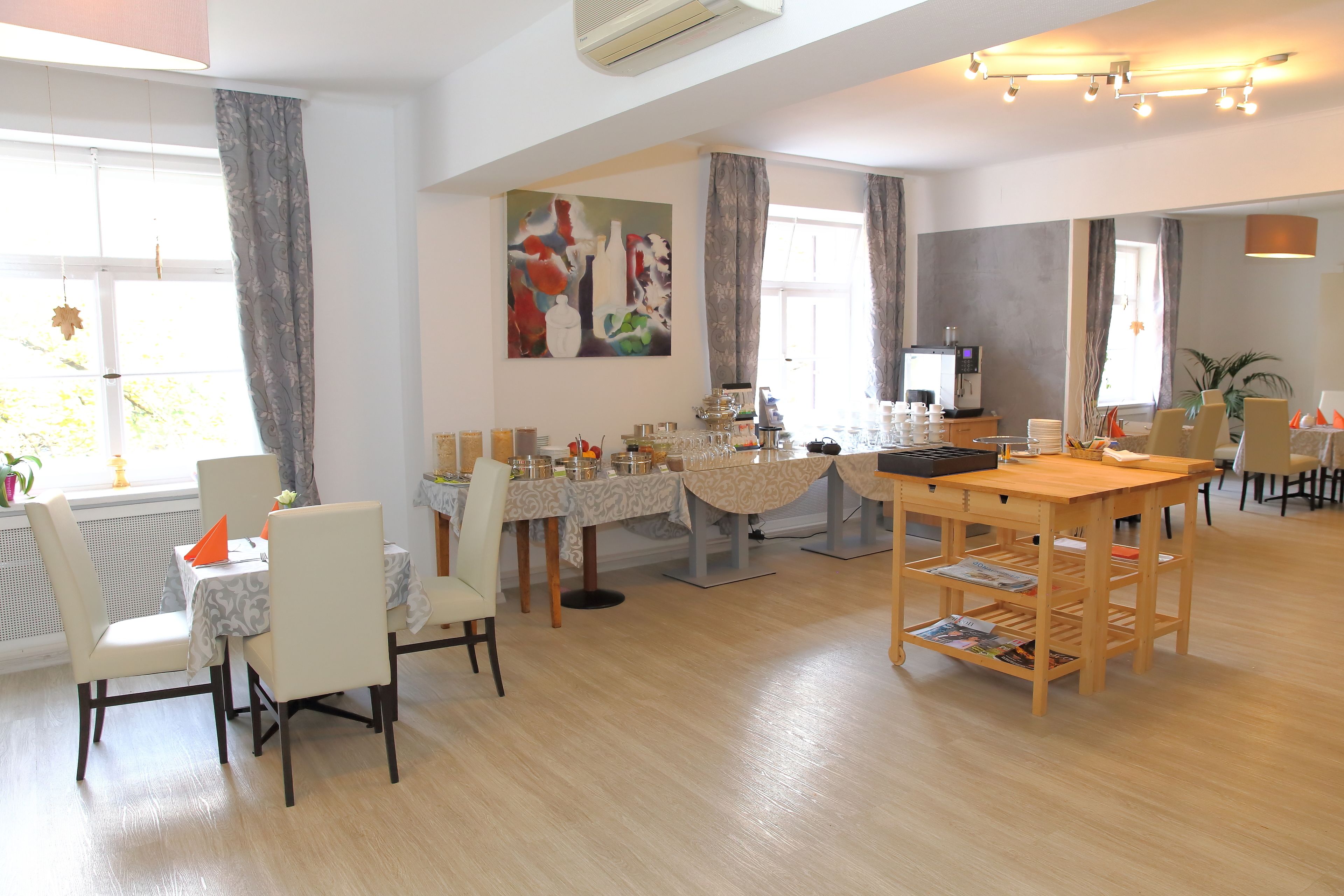 朝食 (ビュッフェ)、毎日提供 (1 名様 8.00 EUR)