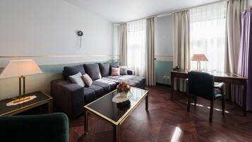 Junior Suite | Hypo-allergenic bedding, desk, laptop workspace, iron/ironing board