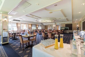 Desayuno buffet diario (EUR 16 por persona)