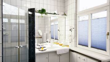 Suite | Bathroom | Shower, hair dryer, towels