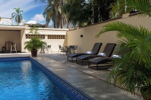 2 個室外泳池;泳池傘、躺椅