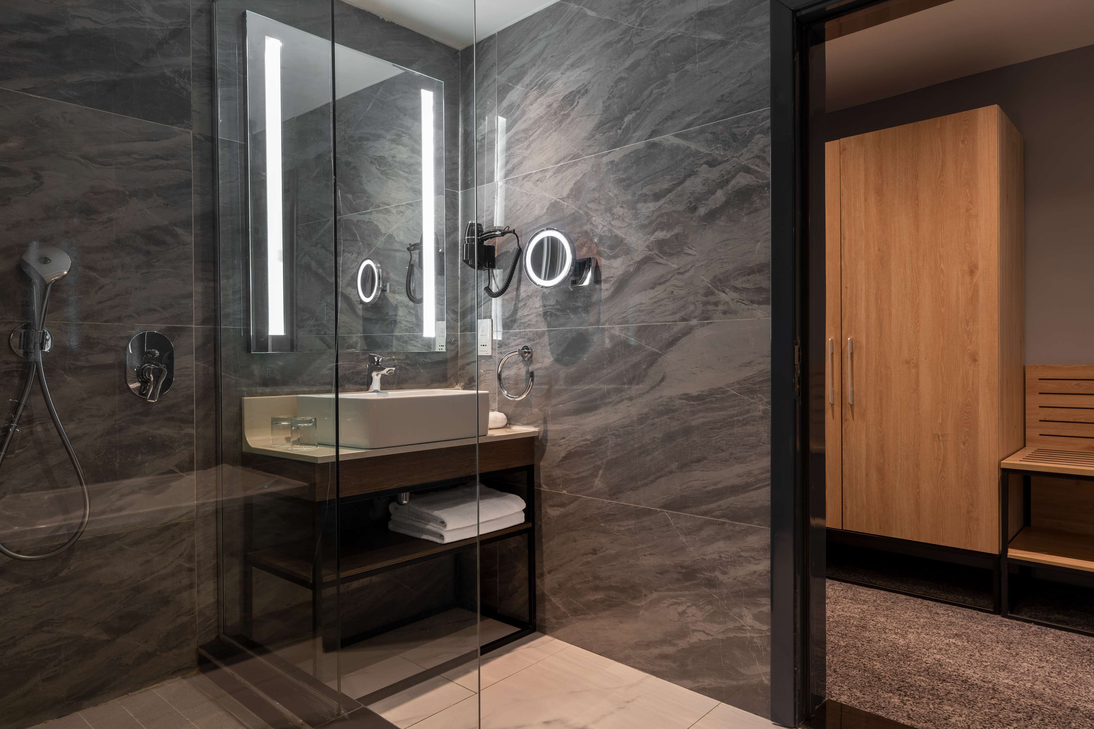 Bañera y ducha independientes, bañera profunda