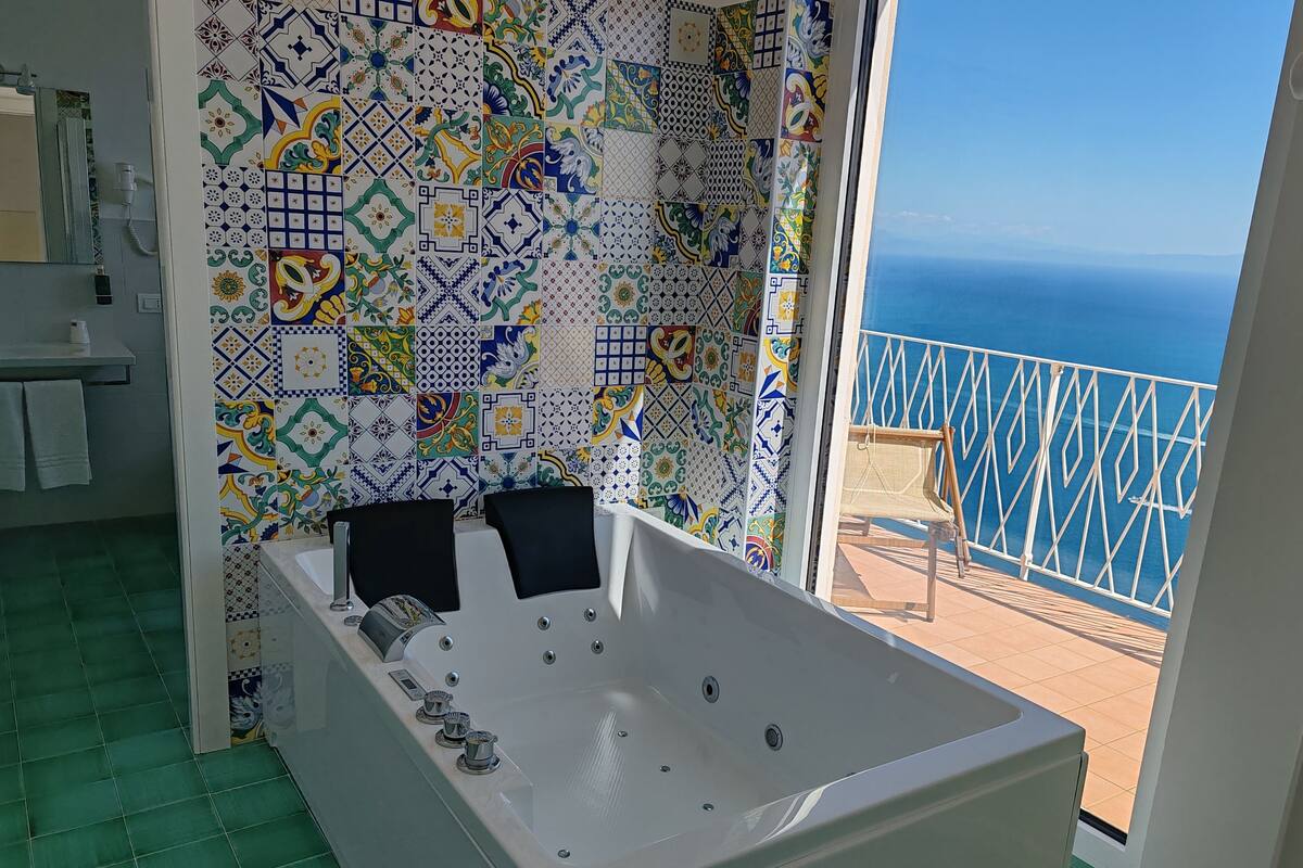 sky deluxe room | bathroom | combined shower/bathtub, free toiletries, hair dryer, bidet