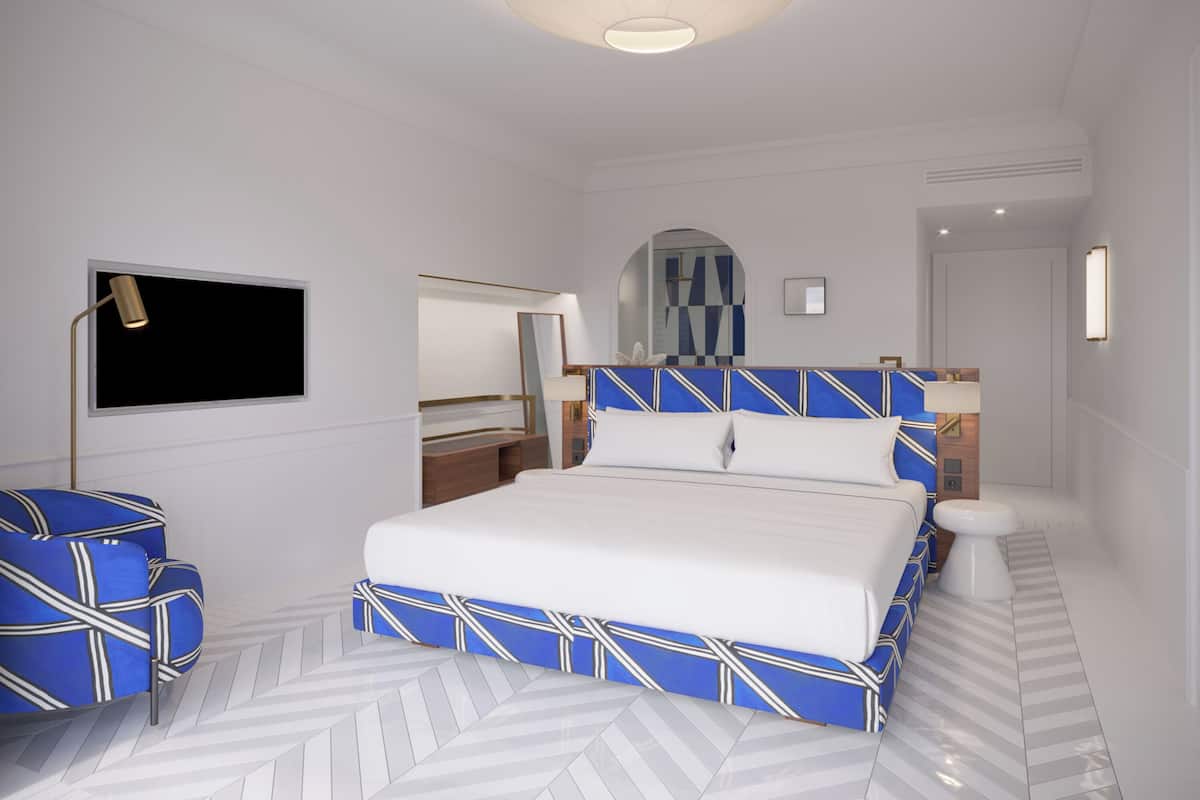 Minibar, in-room safe, WiFi (free), bed sheets