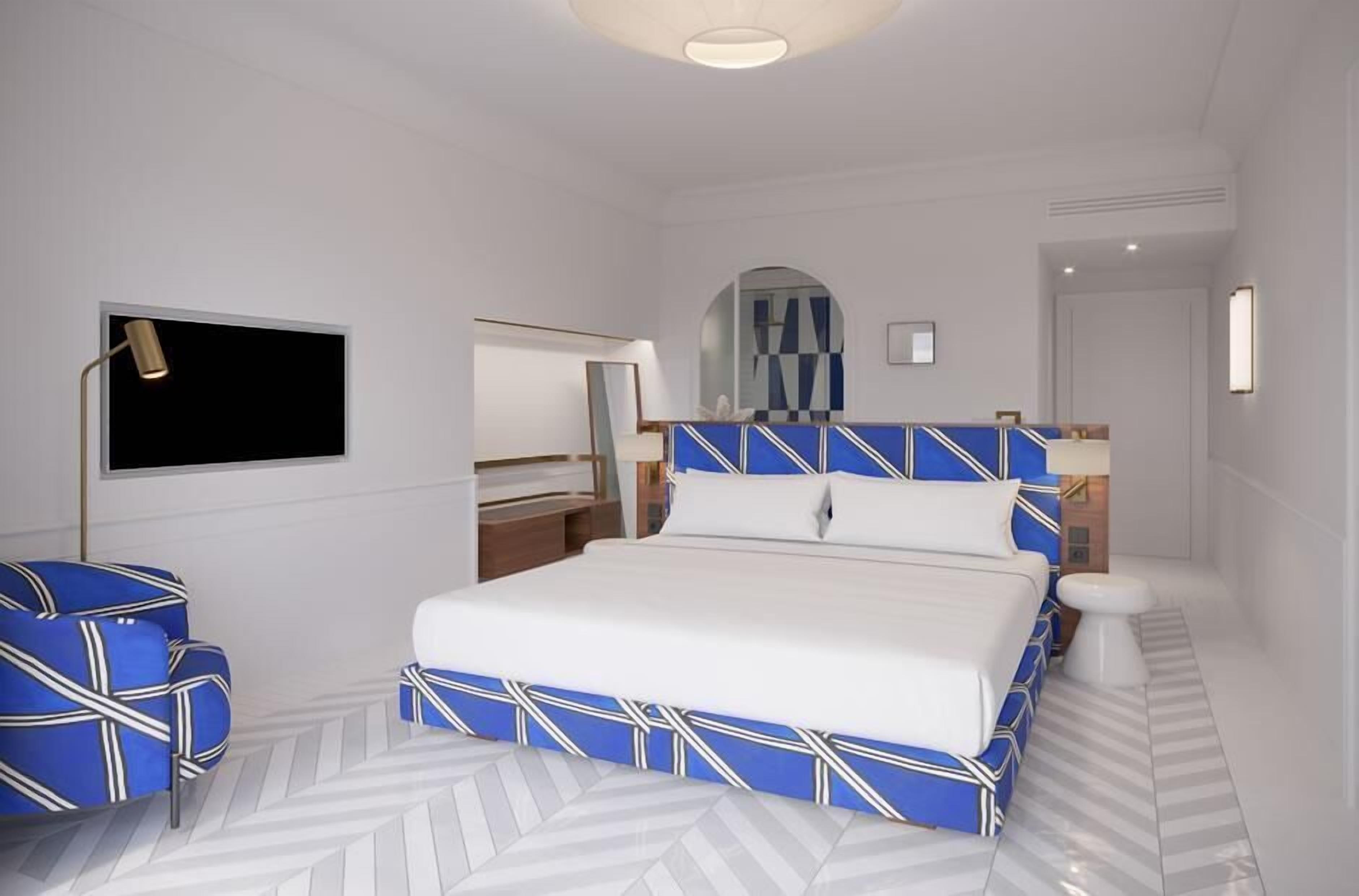 Minibar, in-room safe, WiFi (free), bed sheets