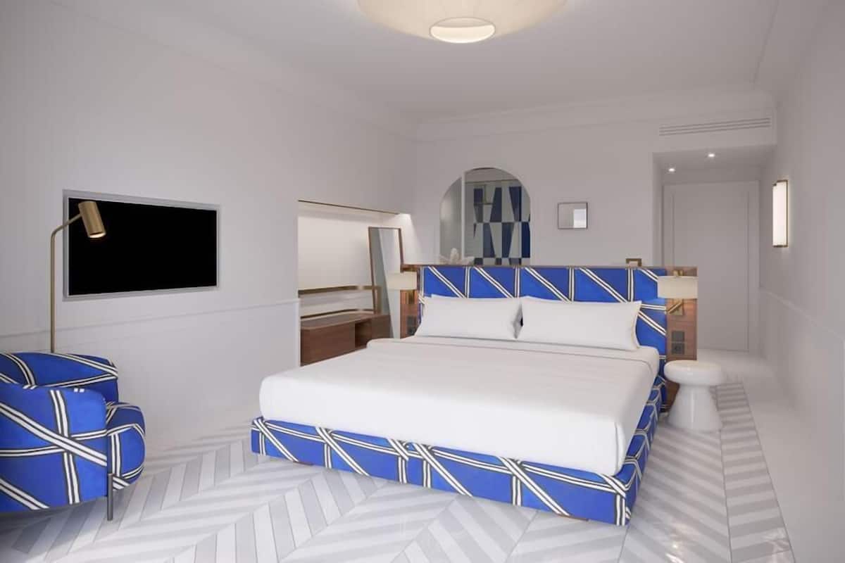 Minibar, in-room safe, WiFi (free), bed sheets