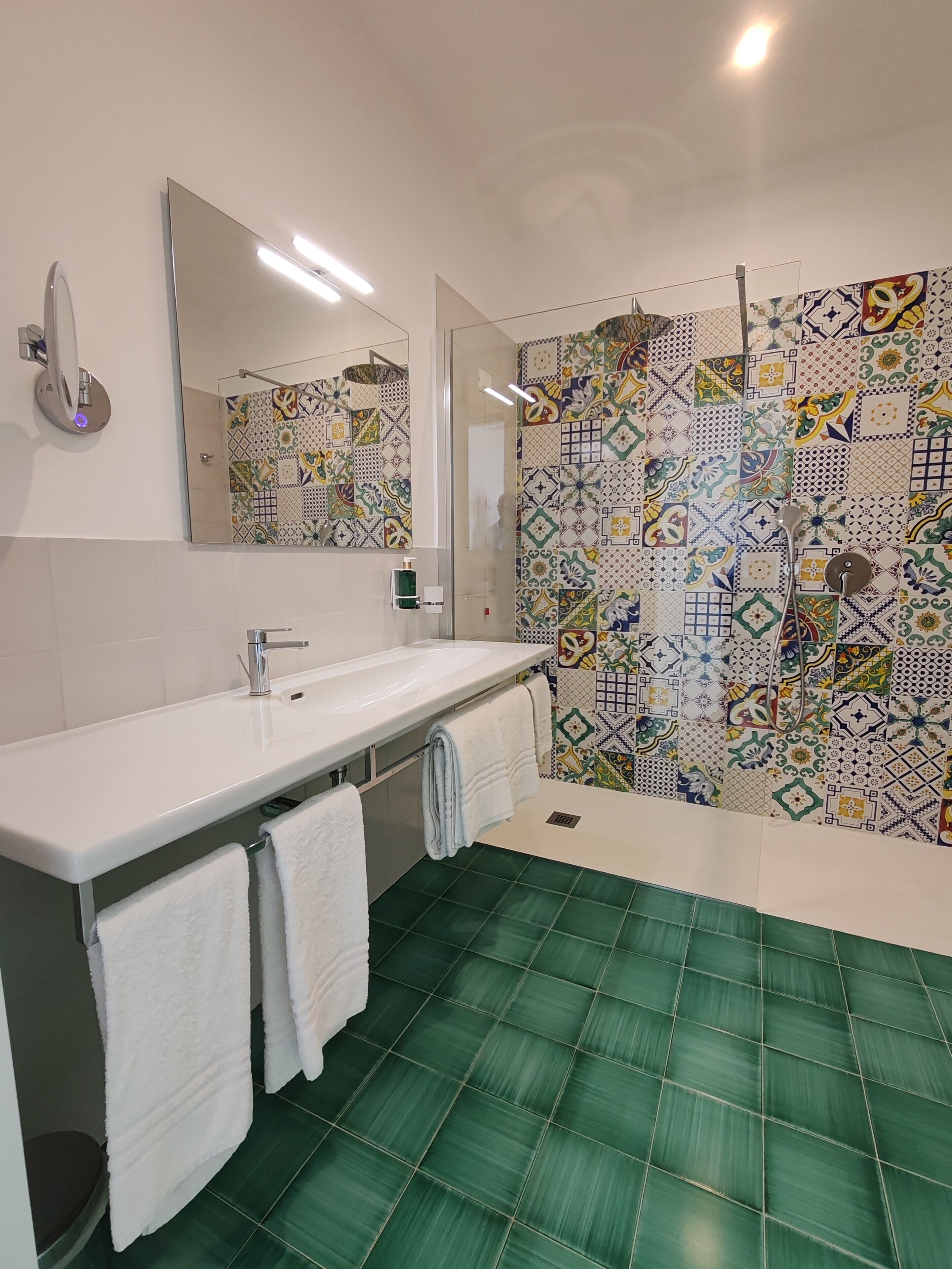 classic double or twin room, sea view, tower | bathroom | combined shower/bathtub, free toiletries, hair dryer, bidet