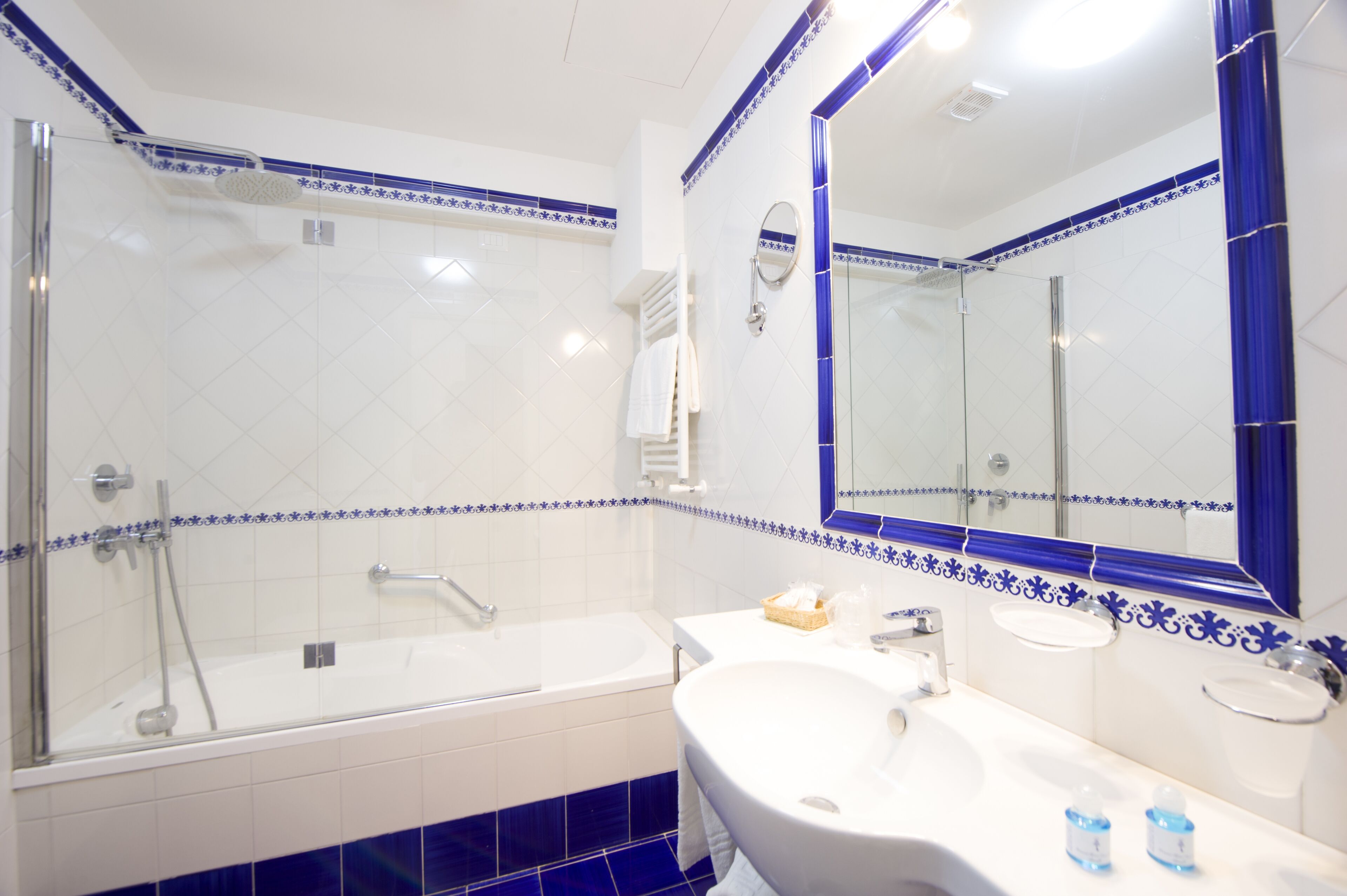 superior double or twin room, balcony, sea view | bathroom | combined shower/bathtub, free toiletries, hair dryer, bidet