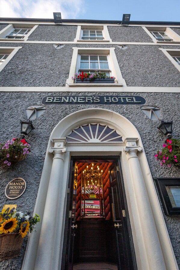 Front of property - Dingle Benners Hotel (Dingle)