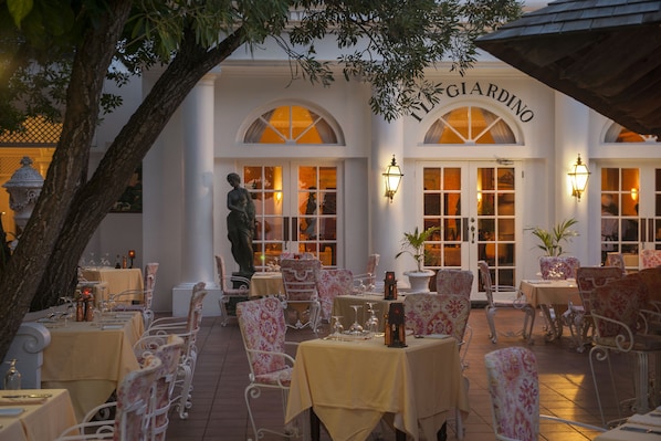 3 restaurants; breakfast, lunch and dinner served 