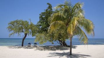 Privatstrand, weißer Sandstrand, Liegestühle, Sonnenschirme