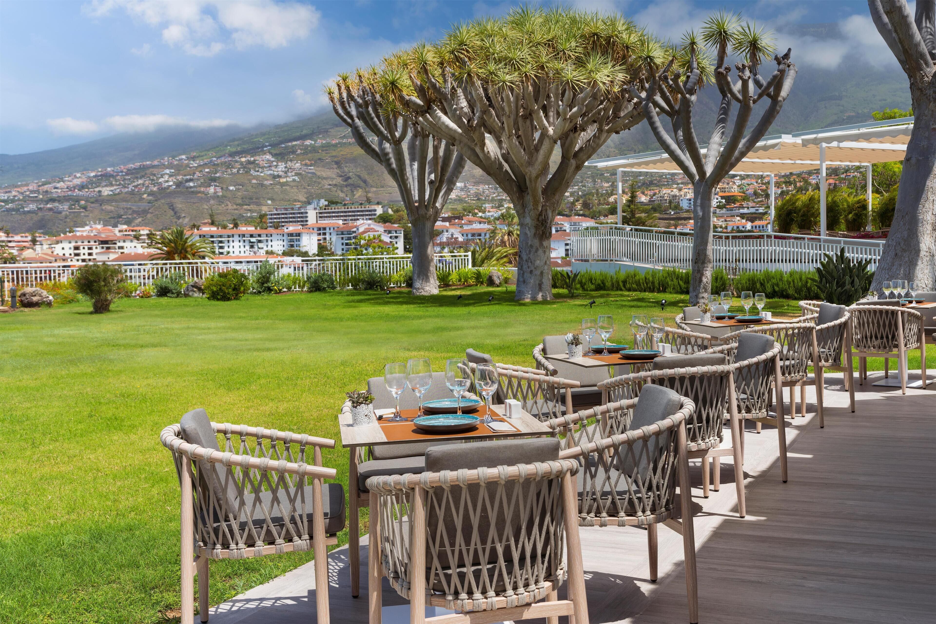 Serveert ontbijt, lunch, diner, internationale gerechten 