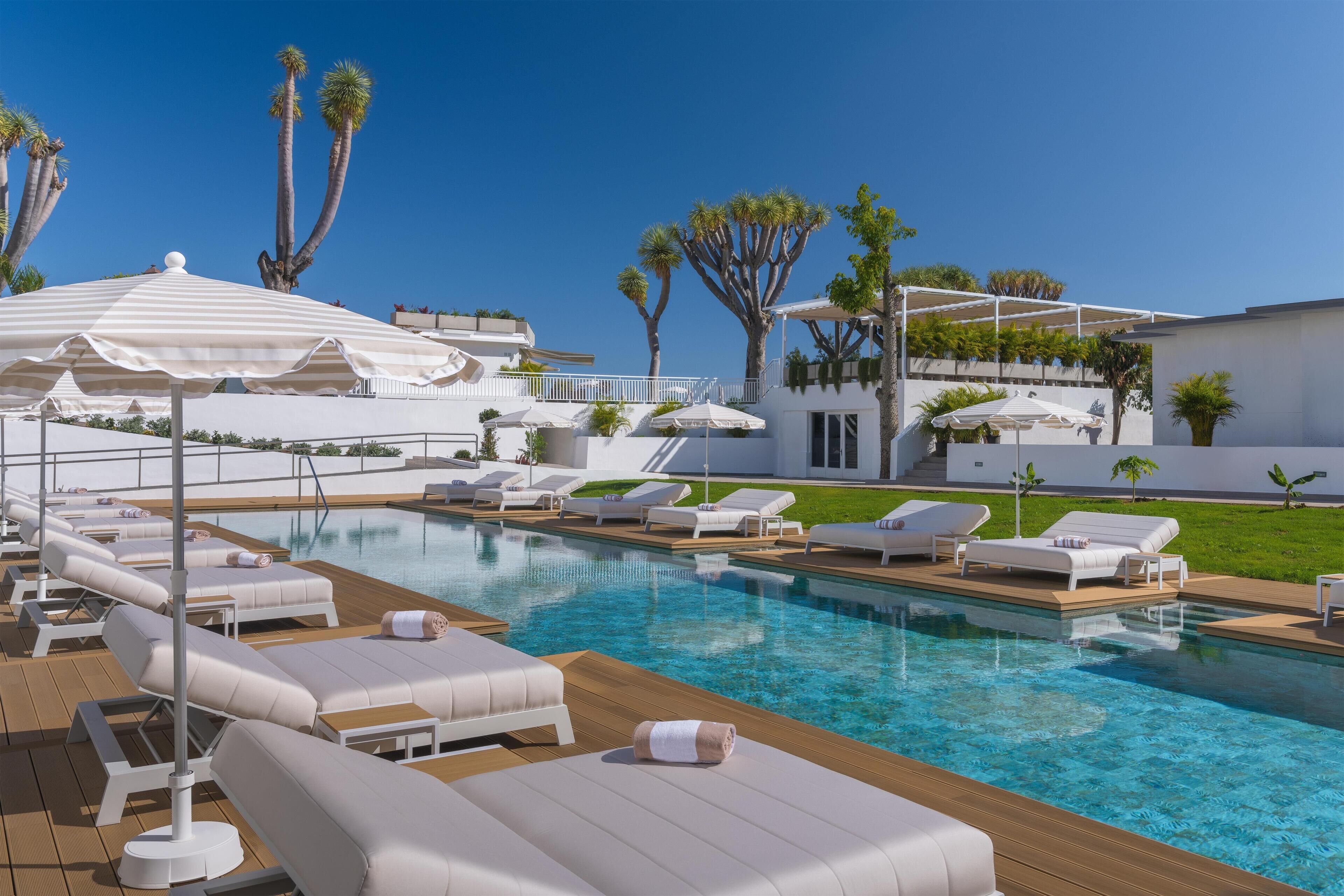 Una piscina al aire libre