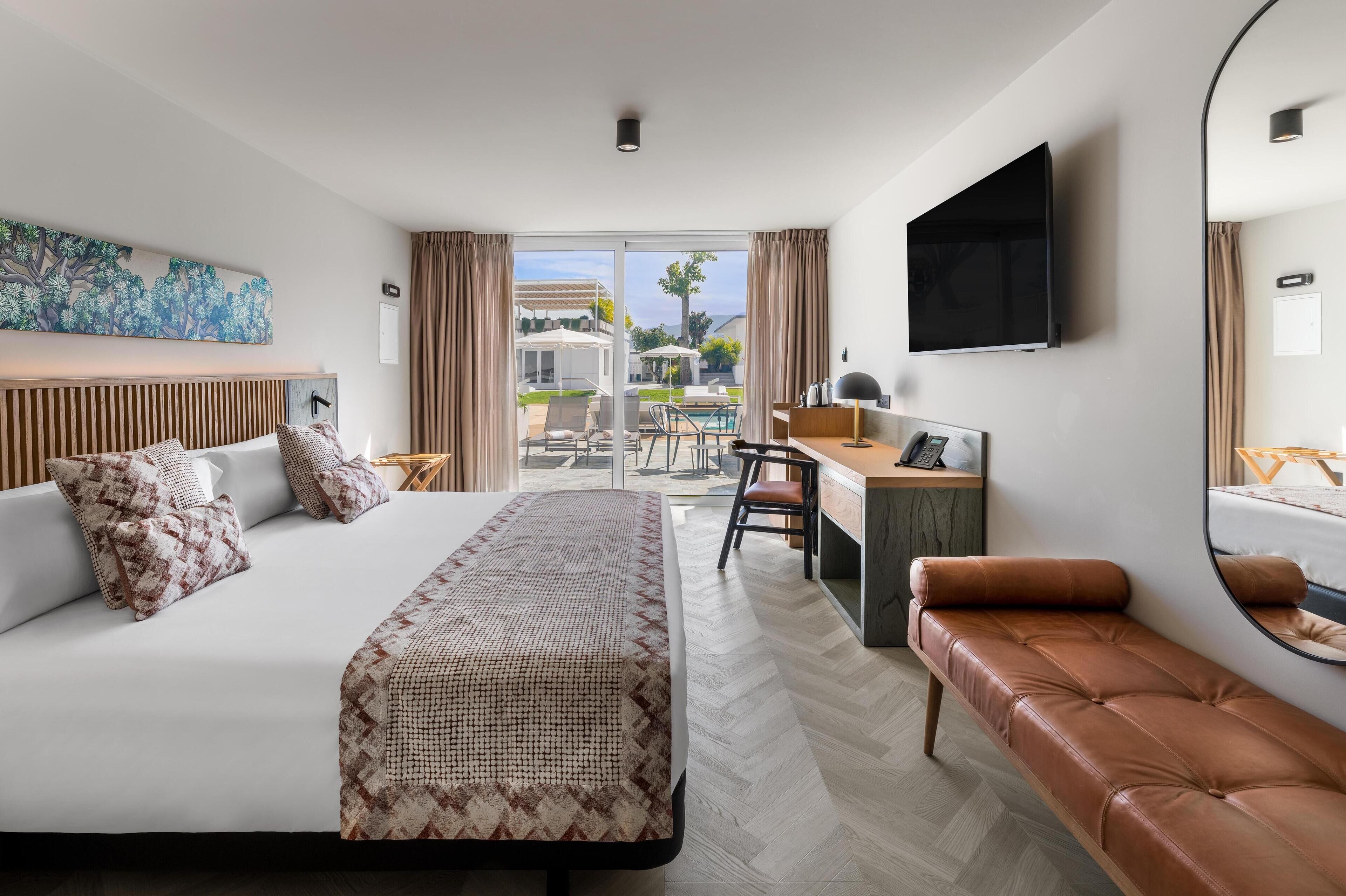 Skrivbord och sängkläder