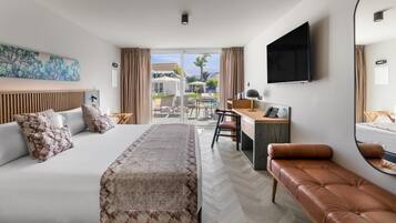 Skrivbord och sÀngklÀder