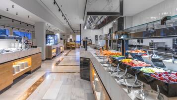 Se sirven desayunos, comidas, cenas y cocina internacional