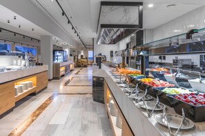 供应早餐、午餐和晚餐，国际美食