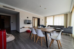 Minibar, caja fuerte, escritorio y sistema de insonorización