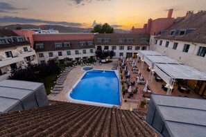 Outdoor pool, open 11:00 AM to 8:00 PM, pool umbrellas, sun loungers - Hotel Antequera Hills (Antequera)