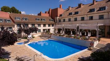 Piscina a l'aire lliure (horari: 11:00-20:00), para-sols i gandules