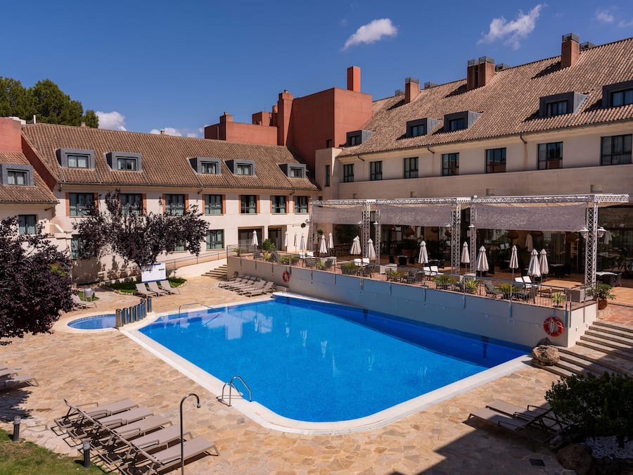 Piscine extérieure, parasols de plage, chaises longues