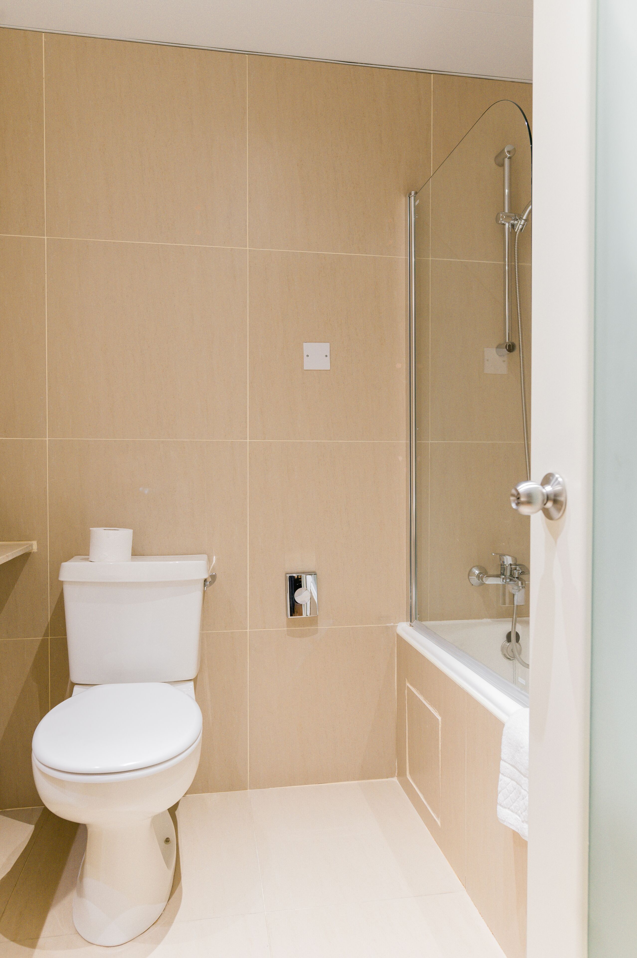 combined shower/bathtub, deep-soaking bathtub, free toiletries