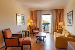 Minibar, safe på rommet, skrivebord og blendingsgardiner