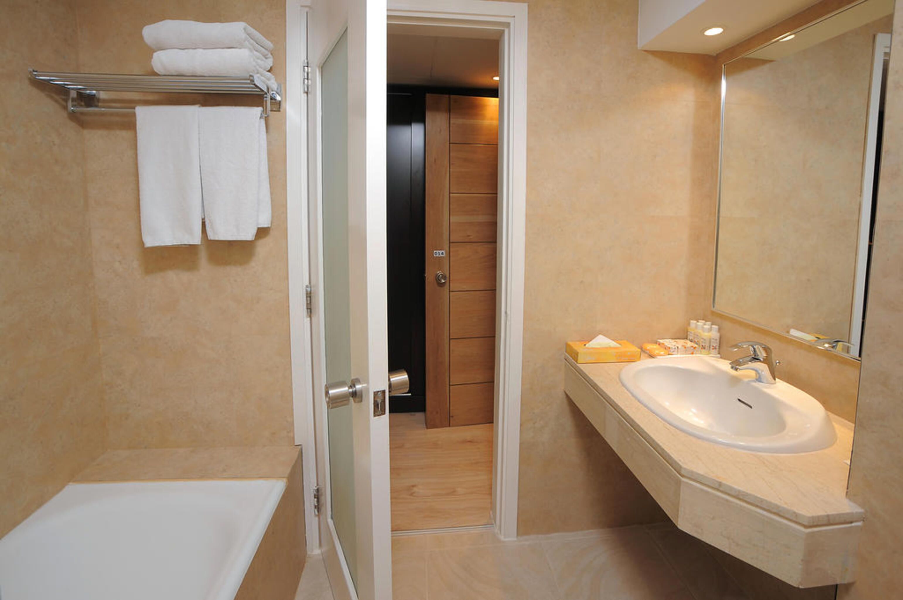 combined shower/bathtub, deep-soaking bathtub, free toiletries