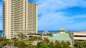 Un hotel di grandi dimensioni con numerosi balconi, un edificio con tetto verde e vista sull'oceano.