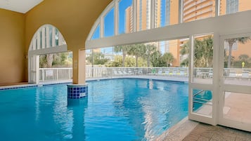 Kolam renang indoor dan kolam renang outdoor, dengan payung kolam renang