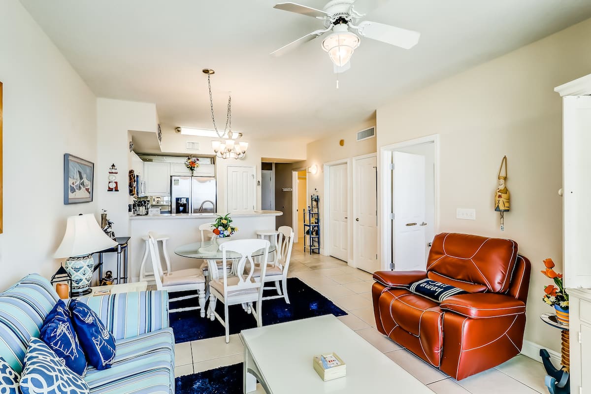 Condo, 2 Bedrooms | Living area