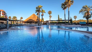 Piscine extérieure, chaises longues