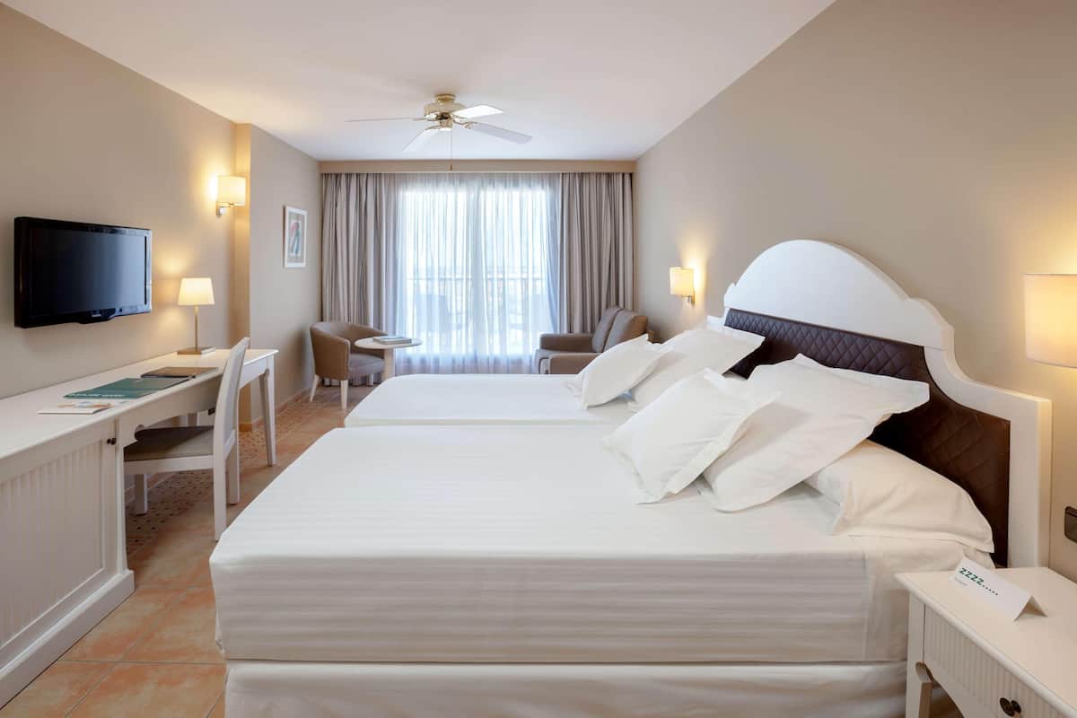 Ropa de cama de alta calidad, camas con pillow-top y minibar 