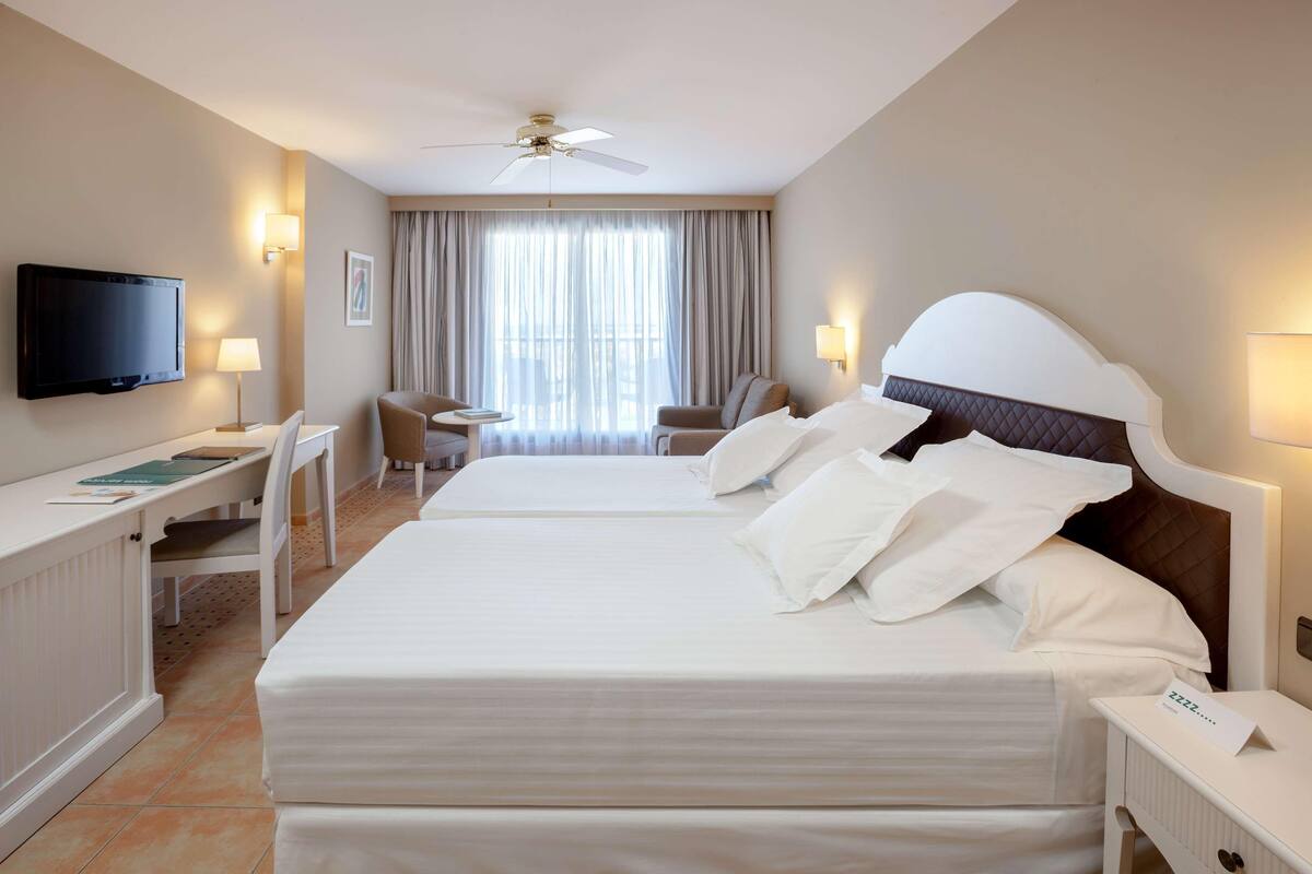 Ropa de cama de alta calidad, camas con pillow-top y minibar 