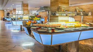 Desayuno buffet diario (EUR 12 por persona)