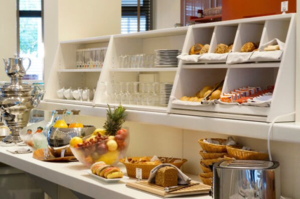 Tägliches großes Frühstück (18.5 EUR pro Person)