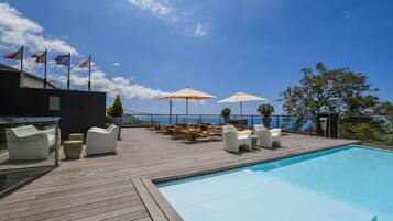 Bar junto a la alberca