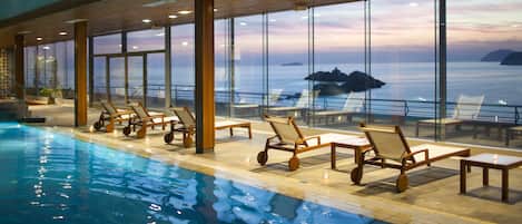 Innendørsbasseng, sesongbasert utendørsbasseng og bassengparasoller