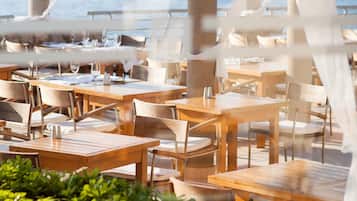 4 restaurants; breakfast, lunch and dinner served