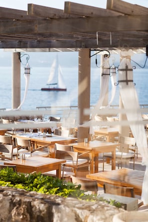 4 restaurants; breakfast, lunch and dinner served 