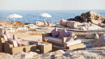 Aan het strand, ligstoelen aan het strand, parasols, strandlakens