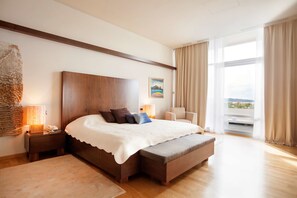 Minibar, safe på rommet, skrivebord og skrivebord for bærbar PC